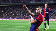 Fermin Lopez z FC Barcelona oslavuje svj gól.