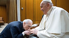 Zábr ze setkání papee Frantika a reiséra Scorseseho v roce 2024