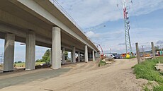 Nejdel�í most na stavb� dálnice D35 u Ho�ic na Ji�ínsku se blí�í k dokon�ení....