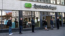 Fronte ped jednou z poboek védského státního obchodu Systembolaget v asech...