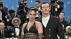 Dua Lipa a Callum Turner na Met Gala v New Yorku (5. kvtna 2025)