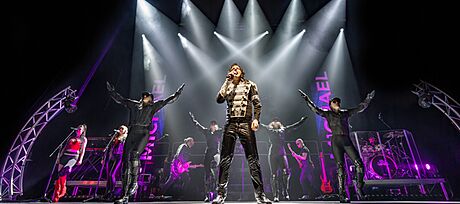 Michael je nejnovjí, mnoha cenami ozdobená, show s ivým orchestrem, úasnými...