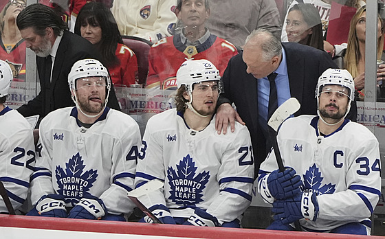 Kou Craig Berube na stídace Toronta dává pokyny Matthewovi Kniesovi.
