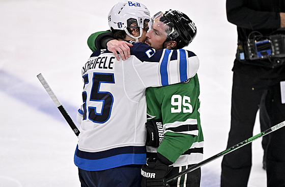 Mark Scheifele (vlevo) z Winnipegu a Matt Duchene  z Dallasu po utkání.
