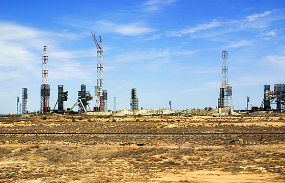 Oputné zaízení pro vypoutní raketoplán Buran na kosmodromu Bajkonur (6....