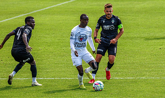 Fotbalisté Vykova (v bílém) odehráli zápas 29. kola druhé ligy proti ikovu...