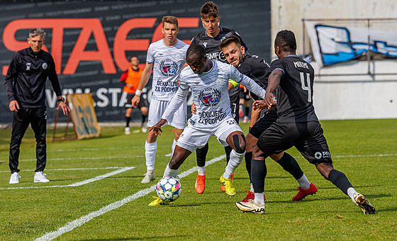Fotbalisté Vykova (v bílém) odehráli zápas 29. kola druhé ligy proti ikovu...