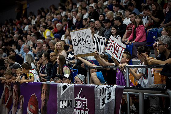 Fanouci Basketu Brno na zápase ligového semifinále proti Dínu. (kvten 2025)