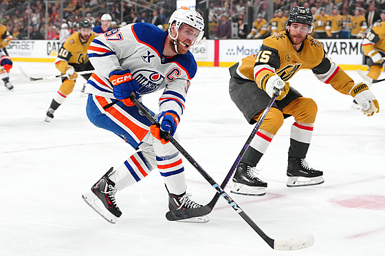 Noah Hanifin z Vegas Golden Knights brání Connora McDavida z Edmonton Oilers.