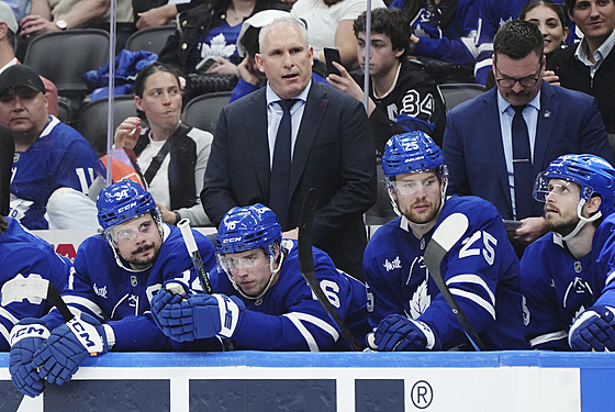 Craig Berube, trenér Toronto Maple Leafs, stojí nad zkrouenými hrái bhem...