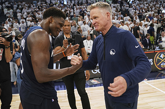 Anthony Edwards z Minnesota Timberwolves píjám gratulaci k postupu od Stevea...