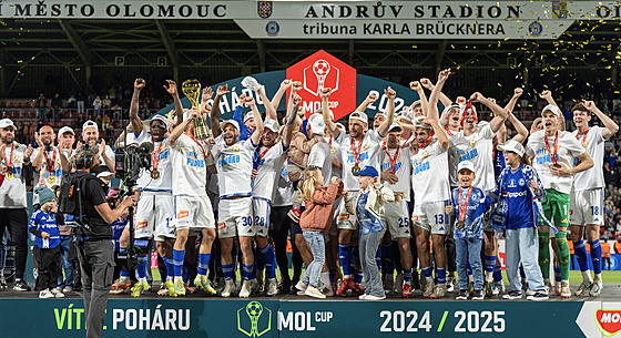 Fotbalisté Olomouce slaví vítzství v Mol Cupu.
