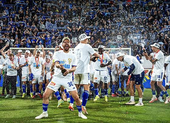 Olomoutí fotbalisté slaví výhru v poháru.