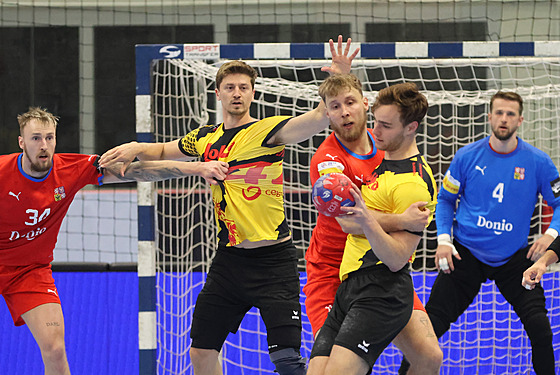 Dominik Solák, který brání Belgiana Jorise Gillého, sleduje, jak Matj Nantl...