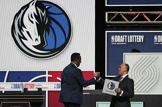 Dallas Mavericks vyhráli loterii, bhem draftu budou vybírat jedniku.