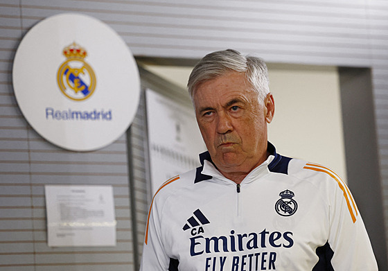 Trenér Realu Madrid Carlo Ancelotti pichází na tiskovou konferenci.