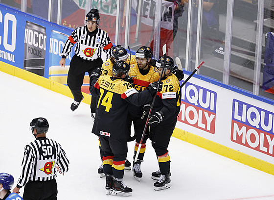 N�me�tí hokejisté slaví gól proti Kazachstánu.