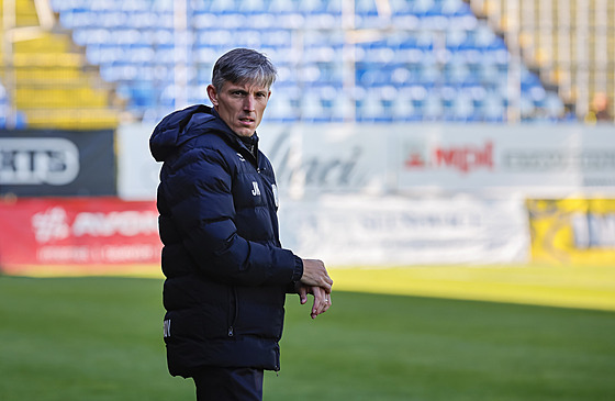 Vykovský trenér Jan Kameník sleduje utkání se Zlínem.