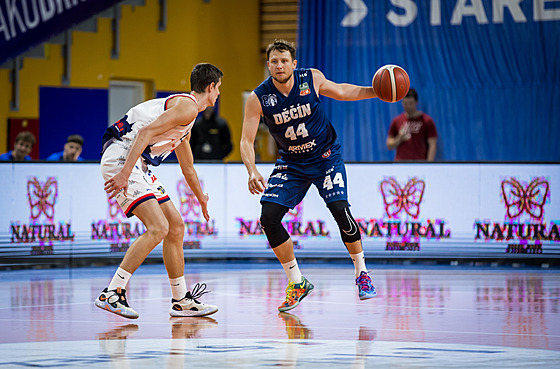 Luká Fetr z Dína zkouí obejít Richarda Bálinta z Basketu Brno.