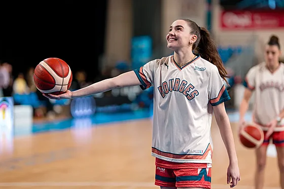 Rozehrávaka Pauline Astierová z Bourges.