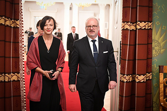 Velvyslankyn Jana Hynková na fotografii s prezidentem Lotyské republiky z...