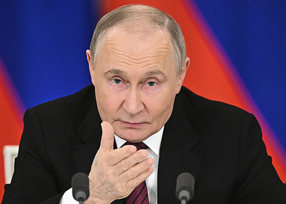 Ruský prezident Vladimir Putin ve Velkém paláci v Kremlu v Moskv. (11. kvtna...