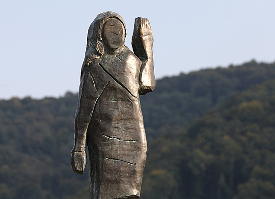 Bronzová socha Melanie Trumpové stojí na behu eky Sávy v obci Rozno nedaleko...