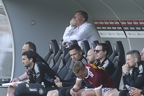 Trenér Sparty Pavel Vrba (v bílém) reaguje na výkon svého týmu.