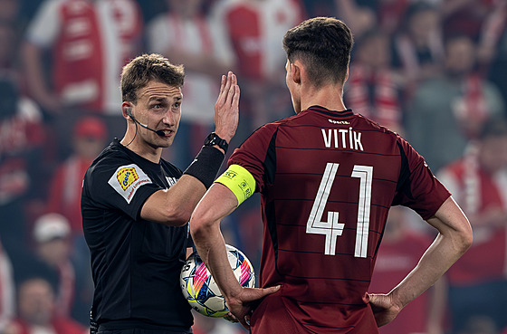 Sudí Jan Bene komunikuje bhem derby se sparanem Martinem Vitíkem.