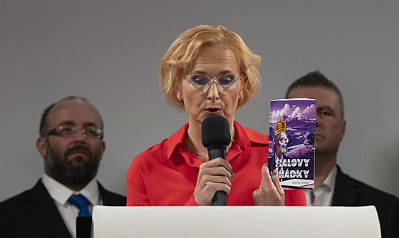 Sta�ilo! rozdává na mítincích krom� upomínkových p�edm�t� knihu Fialovy...