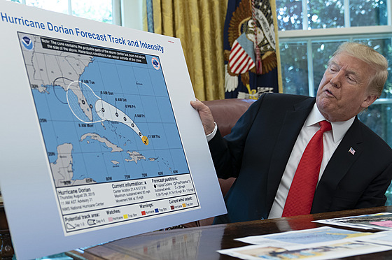 Donald Trump ukazuje na map postup hurikánu Dorian, vlevo lze vidt...