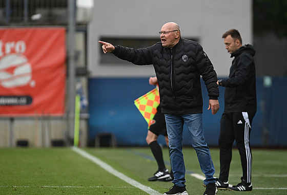 Trenér Plze Miroslav Koubek udílí pokyny v zápase s Olomoucí (18.05.2025)