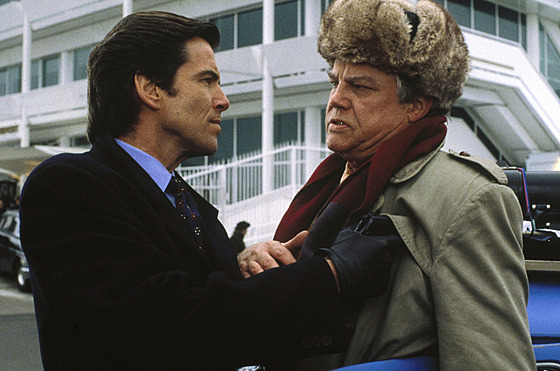Herec Joe Don Baker (vpravo) po boku Jamese Bonda, ztvárnného Piercem...