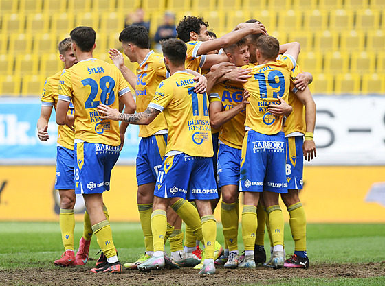 Teplití fotbalisté slaví vstelený gól.