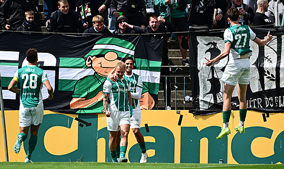 Fotbalisté Bohemians se radují z gólu Jana Matouka.