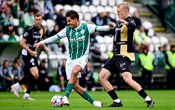 Záloník Ale ermák z Bohemians s míem ped Karlem Spáilem z Hradce Králové