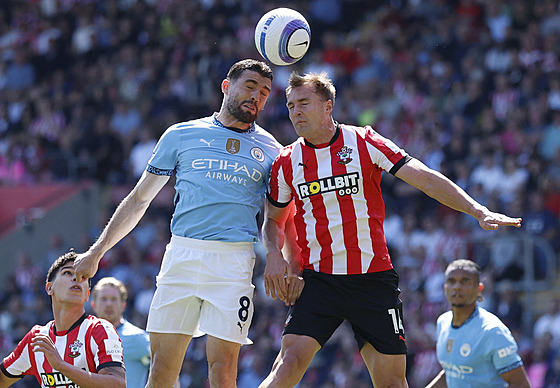 Zálo�ník Mateo Kova�i� z Manchesteru City (vlevo) ve vzdu�ném souboji s Jamesem...