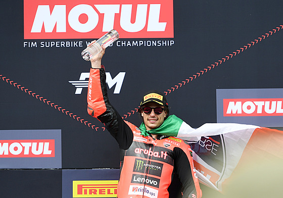 Nicolo Bulega v slaví vítzství v nedlním závodu mistrovství svta superbik v...