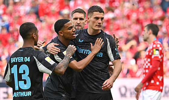 Fotbalisté Leverkusenu oslavují gól Patrika Schicka proti Mohui.