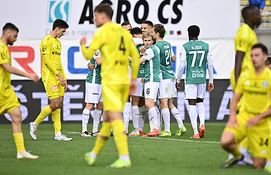 Jablone�tí fotbalisté se radují z gólu v utkání proti Olomouci.