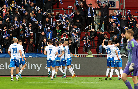 Ostravtí fotbalisté se radují z tetího gólu v brán Sparty.