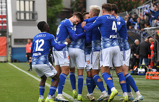 Fotbalisté Olomouce se radují z gólu.