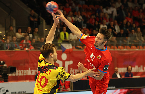 Joná Patzel v kvalifikaním utkání o postup na Euro 2026 stílí pes Belgiana...