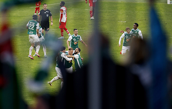 Jablonetí fotbalisté se radují z gólu Davida Pukáe proti Slavii.