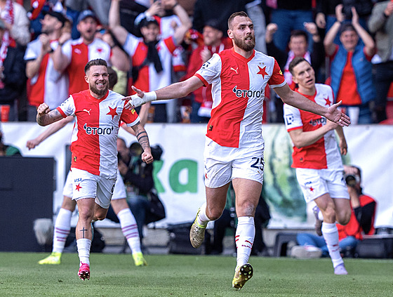 Fotbalisté Slavie se radují z gólu Tomáe Chorého.