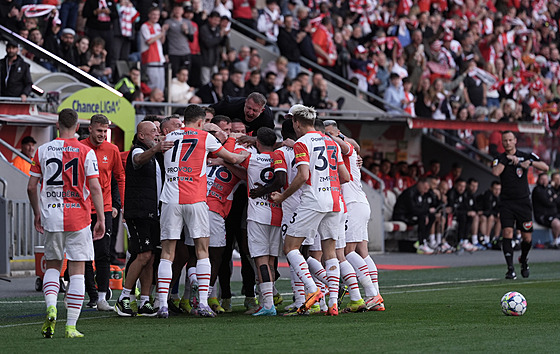 Fotbalisté Slavie se radují z gólu Tomáe Chorého proti Spart.