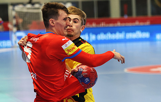 eský kídelník Dominik Skopár se snaí protlait pes Belgiana Alexandreho...
