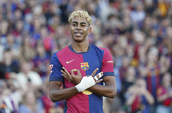 Lamine Yamal z Barcelony oslavuje vst�elený gól.