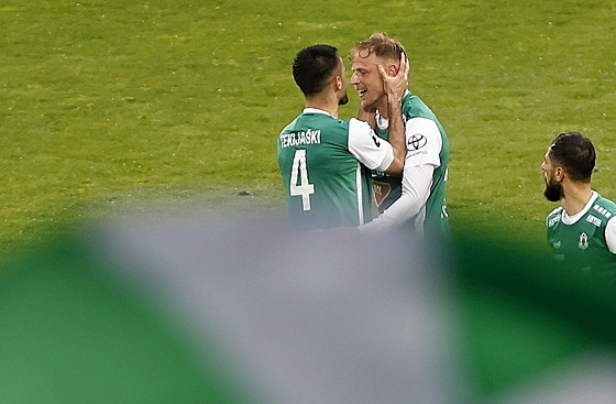 Jablonetí fotbalisté oslavují gól Davida Pukáe.