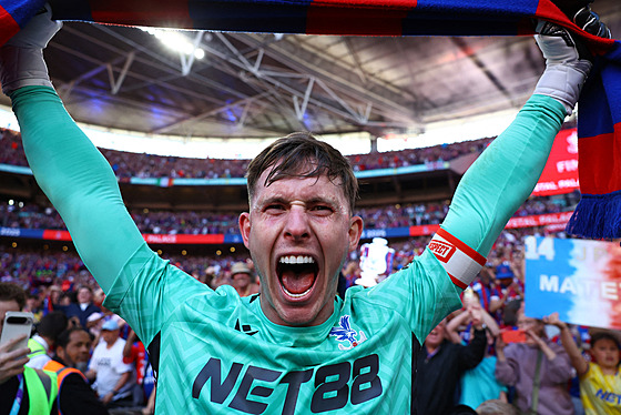 Branká Dean Henderson z Crystal Palace slaví vítzství ve finále FA Cupu.